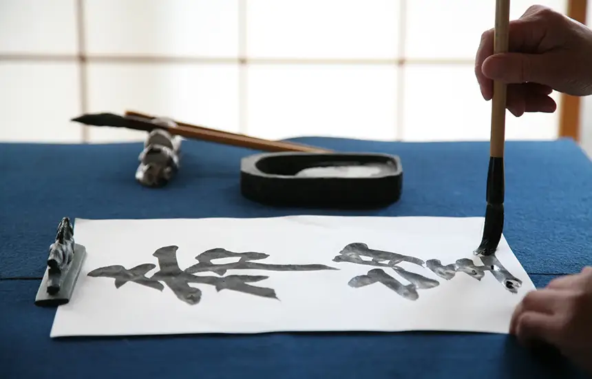 A moment of engaging with traditional Japanese art.