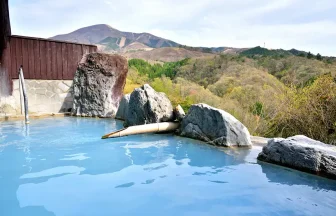 An open-air hot spring bath with a magnificent natural backdrop.